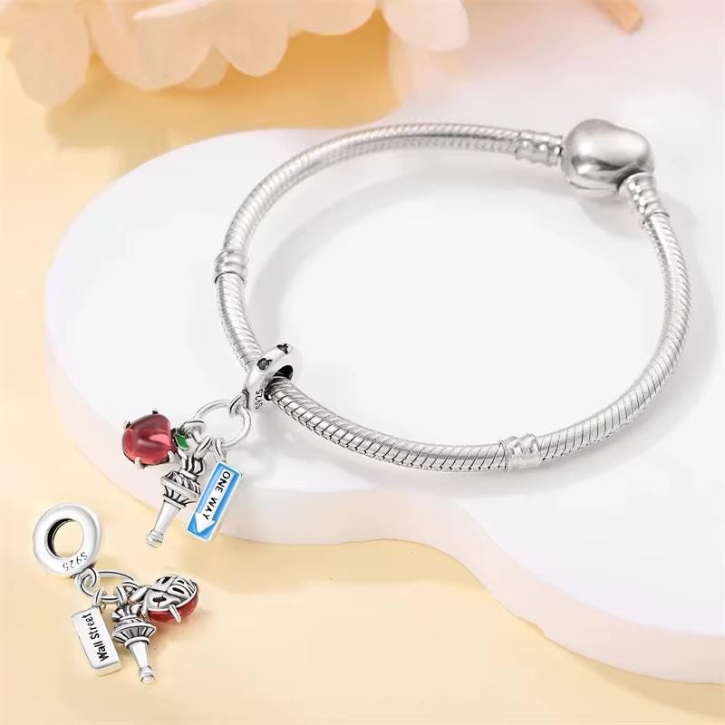 New York Apple charm detail view