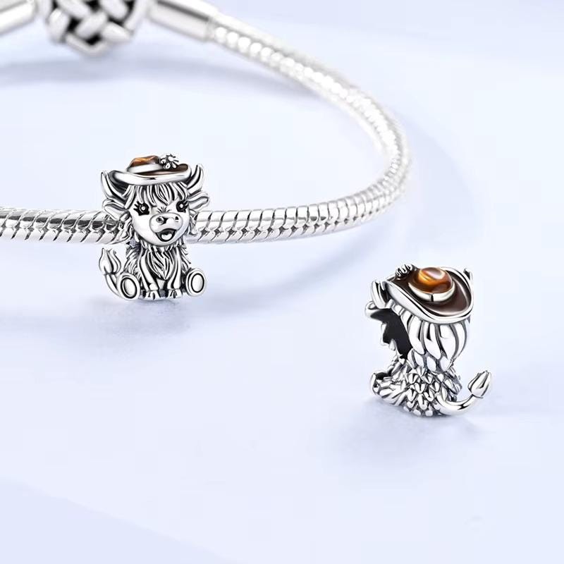 Highland Cow charm detail view