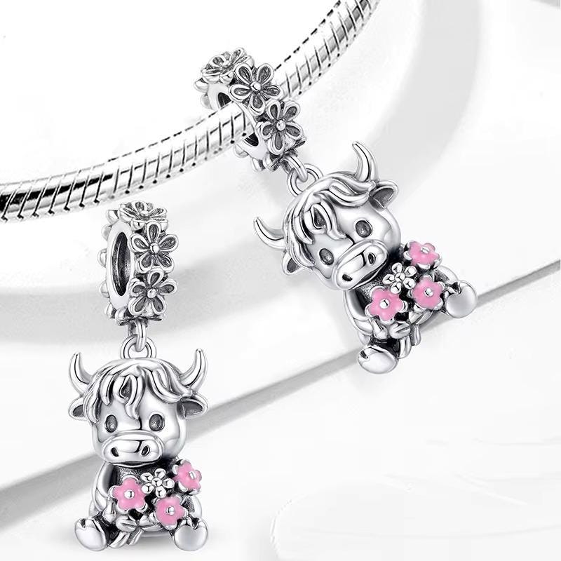 Scotland Cow charm detail view