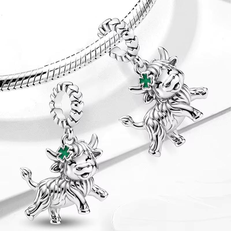Highland Cow charm detail view