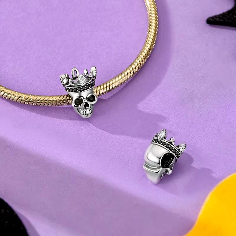 King Skull charm detail view